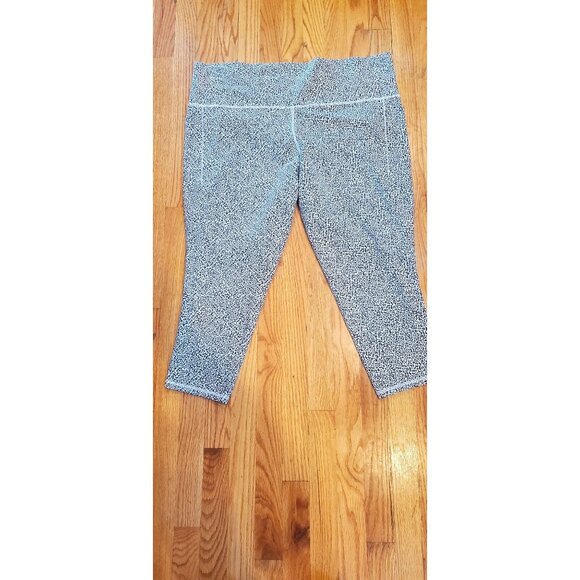 Athleta Pants - Athleta Black White Abstract Cropped Leggings Stretchy Plus Workout 3X